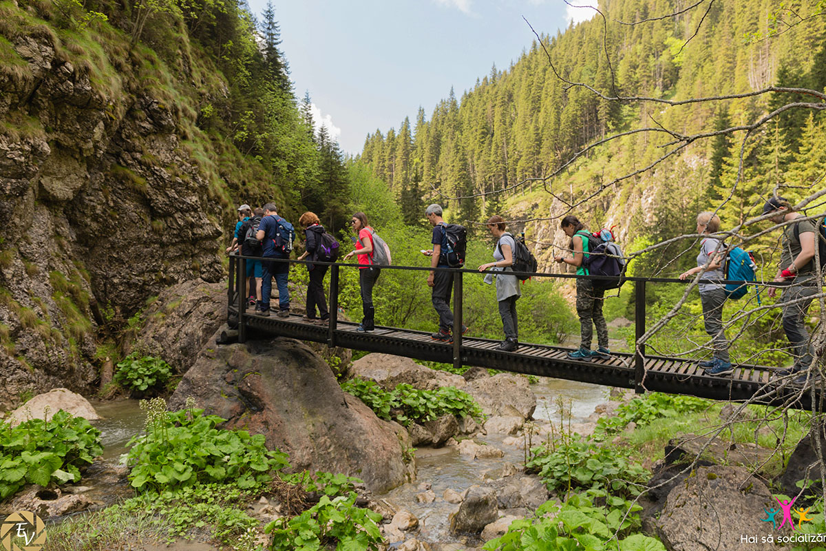 O experienta de neuitat alaturi de oameni nemaipomeniti si un peisaj de poveste la Cheile Zanoagei si Cascada 7 Izvoare