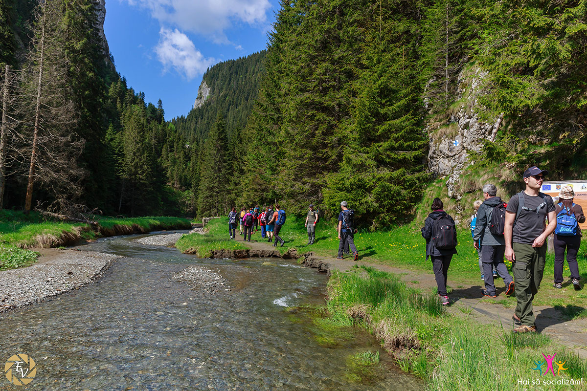 O experienta de neuitat alaturi de oameni nemaipomeniti si un peisaj de poveste la Cheile Zanoagei si Cascada 7 Izvoare