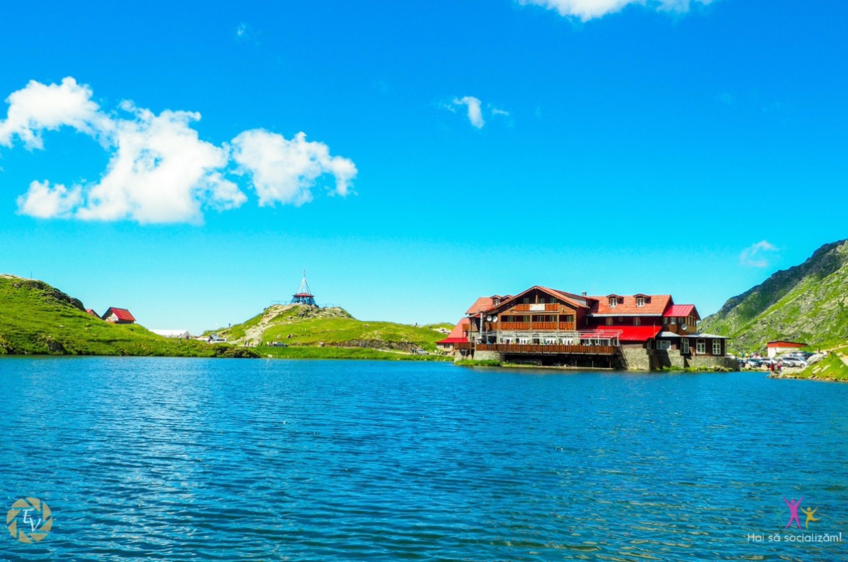 O experienta de neuitat alaturi de oameni nemaipomeniti si un peisaj de poveste langa cabana si lacul Balea, Muntii Fagaras, judetul Sibiu. Prieteniile se leaga pe viata iar distractia nu lipseste niciodata. Hai cu noi o zi la Balea Lac.