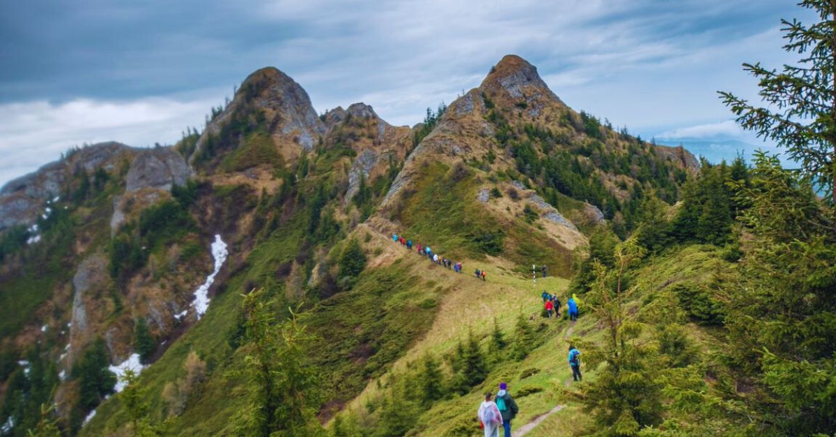 Peisaj impresionant de la Vârful Gropsoarele – priveliște panoramică asupra munților și văilor înconjurătoare